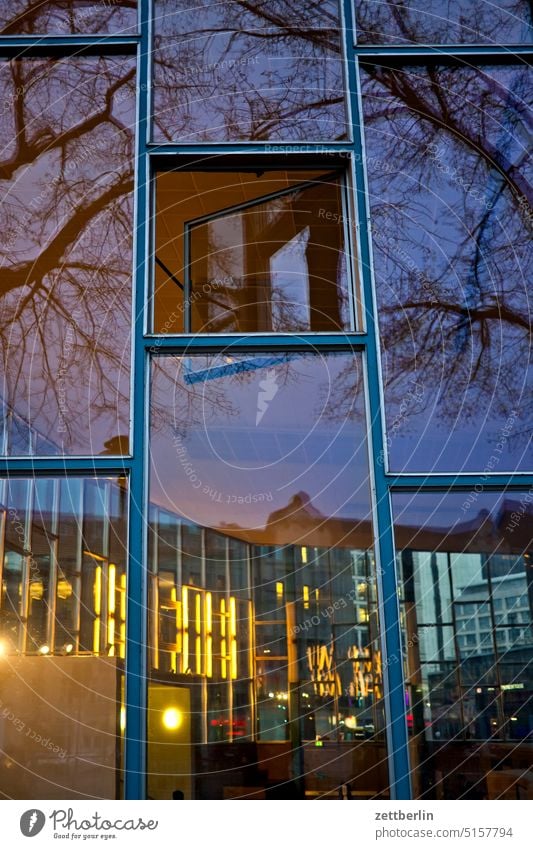 Tränenpalast architektur berlin büro city deutschland dämmerung fassade fenster froschperspektive gebäude hauptstadt haus innenstadt kiez leben mitte platz