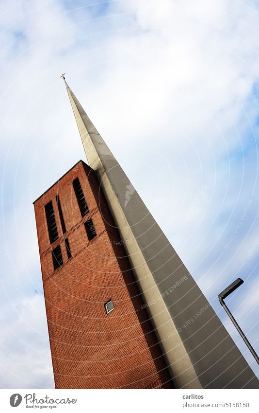 Seelenabschussrampe | Der letzte Blick des reuigen Sünders Kirchturm Beton Mauerwerk Spitz steil Hoch Kirche Glaube Himmelfahrt Religion & Glaube