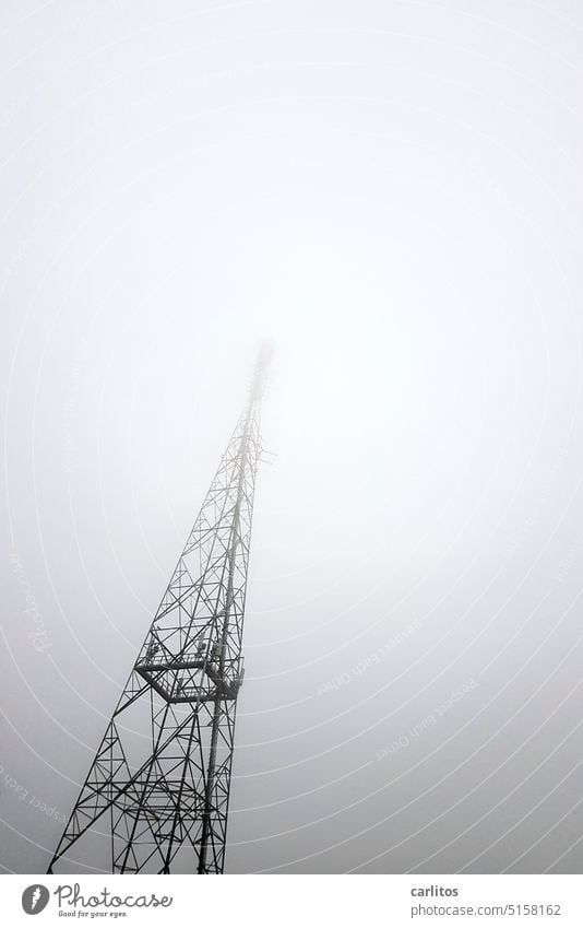 Im Nebel stochern  |  Funkmast strebt nach Höherem Mast Gittermast Rundfunk diffus Technik & Technologie Elektrizität Energie Struktur Statik Konstruktion Grau