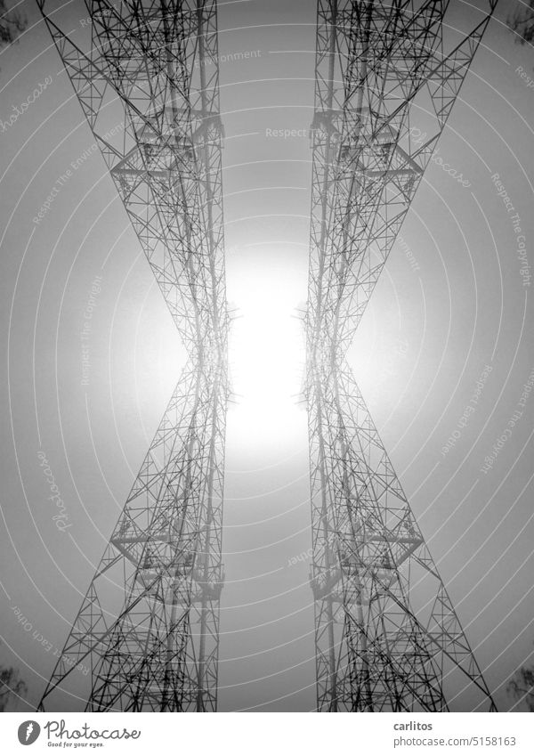 Gespiegelte Spiegelung eines doppelt belichteten Funkmastes | Spiegelei-Spielerei Mast Gittermast Rundfunk Nebel diffus Technik & Technologie Elektrizität