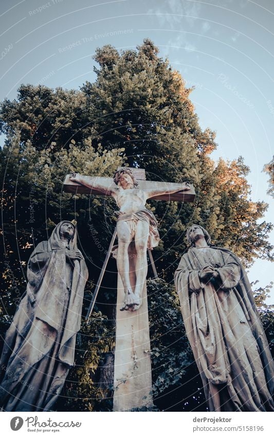 Friedhof in Warburg mit Jesus am Kreuz Gefühle Abschied Engel sterben Tod Park Gedenken Leidenschaft Wahrheit Ehrlichkeit authentisch standhaft Statue Stein