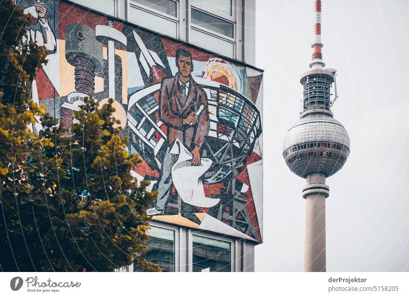 Fernsehturm mit Haus des Lehrers im Vordergrund Berlin Mitte Muster abstrakt Urbanisierung Coolness Hauptstadt Textfreiraum rechts Textfreiraum links