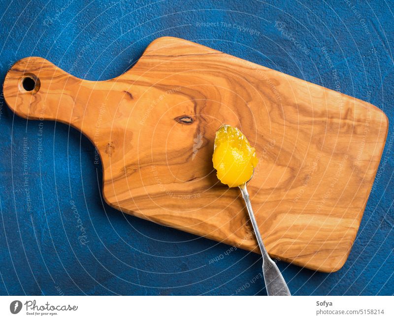 Bio-Honig auf Silberlöffel Liebling Löffel organisch Lebensmittel süß Zucker essen gelb Textur kalt Kur natürlich Süßstoff Top Ansicht oben Overhead