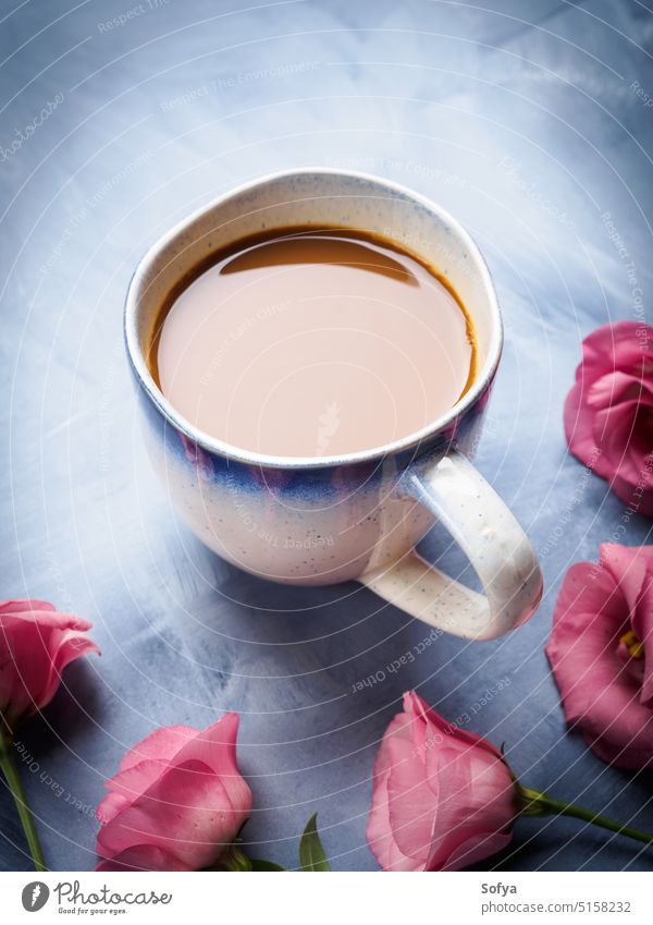 Karte mit Kaffeebechern und rosa Blumen Tasse Becher noch Leben trinken heiß melken Espresso lang Menschengruppe niemand Lebensmittel blau Frühstück Pause