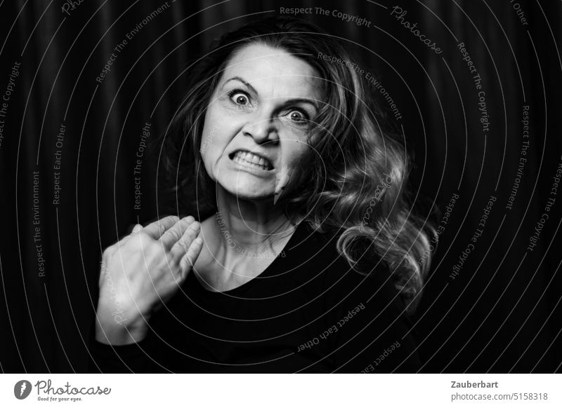 Es reicht! Frau wütend aufhören zornig Grimasse Hand Schluss energisch Augen aufgerissen Zorn schwarz-weiß SW Porträt Haare schimmernd Ansage Wut Ärger