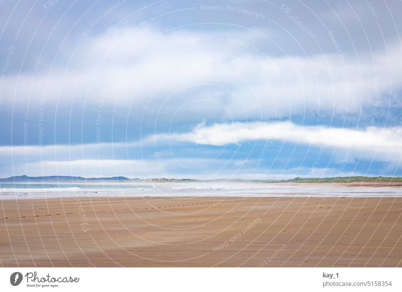 Strandpanorama in Irland Weite Küste Meer weite Wolken Blauer Himmel Ferien & Urlaub & Reisen Freiheit Fernweh Wellen Natur Erholung Außenaufnahme Sehnsucht
