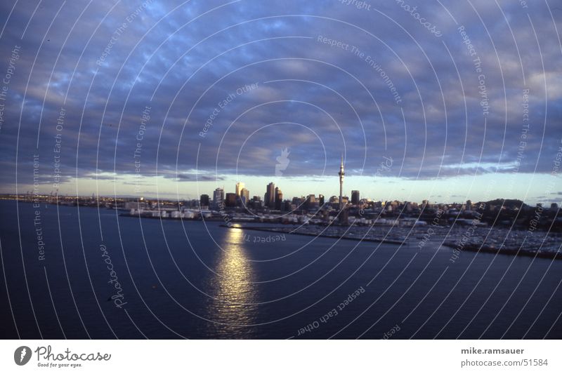 Auckland skyline Neuseeland Sky Tower dunkel Dämmerung Wolken Stadt Australien + Ozeanien Wasserfahrzeug Reflexion & Spiegelung Sonne Skyline Hafen
