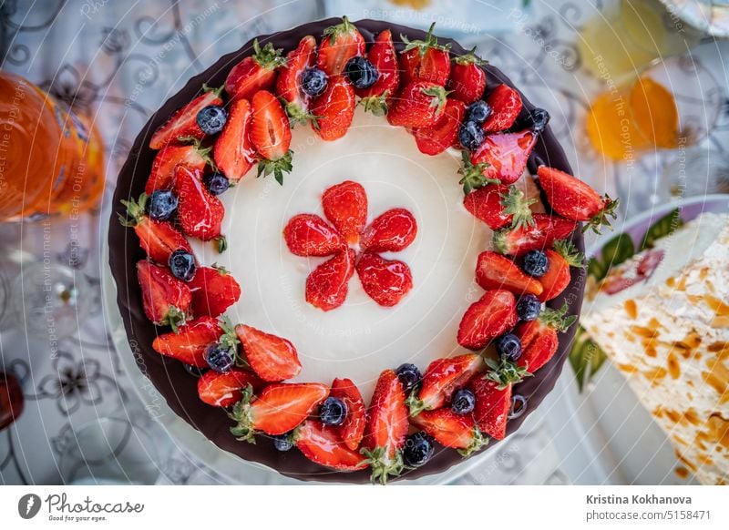 Erstaunlich schöne hausgemachte dekorierte Erdbeer-Fraisier-Torte. Lecker, frisch appetitlich Hintergrund gebacken Bäckerei Beeren Kuchen Käse Käsekuchen