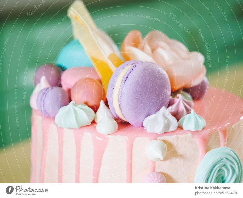 Mousse-Torte mit Schokoladensamt-Spiegelglasur, dekoriert mit Meringues Kuchen süß Lebensmittel Dessert Hintergrund Feinschmecker Party lecker weiß Sahne