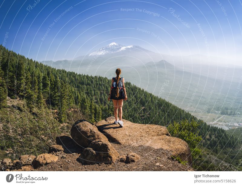 Junge Frau beim Wandern auf dem Vulkan Teide, Teneriffa, Spanien Abenteuer Mädchen wandern Lifestyle Berge u. Gebirge Natur Person jung aktiv schön Landschaft