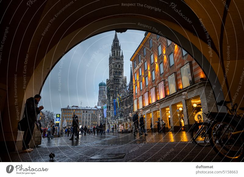 Abendstimmung bei Regen Münchner Marienplatz München Straße nass urban Weg Großstadt Asphalt Fußgänger Außenaufnahme Stadt bedeckt kalt nasskalt düster