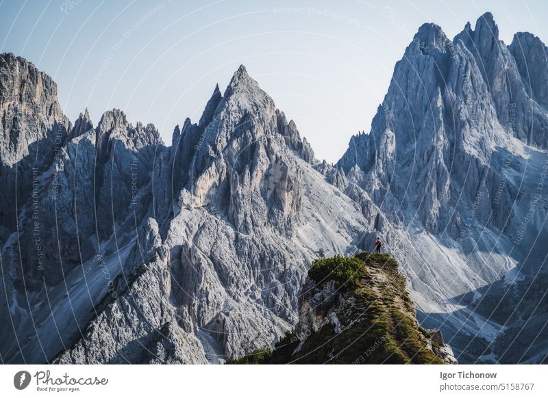 Ein Wanderer steht und bewundert die atemberaubende Schönheit der beeindruckenden zerklüfteten Gipfel der Cadini di misurina Berggruppe in den Dolomiten, Italien, Teil des Nationalparks Tre Cime di Levaredo