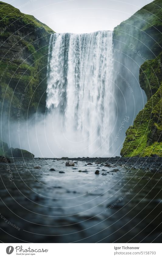 Der berühmte Wasserfall Skogarfoss im Süden von Island skogarfoss malerisch strömen reisen Landschaft fallen Kaskade Fluss isländisch Europa Natur Abenteuer