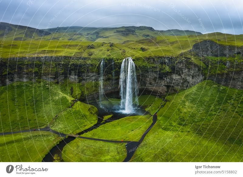 Luftaufnahme des meistbesuchten Wasserfalls Seljalandsfoss, Island Antenne Natur Landschaft Himmel Klippe Sommer schön reisen natürlich Berge u. Gebirge grün