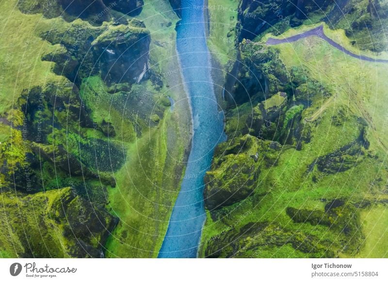 Luftaufnahme des berühmten und einzigartigen Fjadrargljufur-Tals in Island an einem regnerischen Tag in Island. Moosbewachsene Felsen und Bergfluss. Reiseziel Tourismus