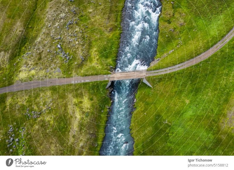 Island. Luftaufnahme von Straße und kleine Brücke über blauen Berg Fluss. Aerial malerischen Blick auf Island Landschaft. Reisen Urlaub Konzept Berge u. Gebirge
