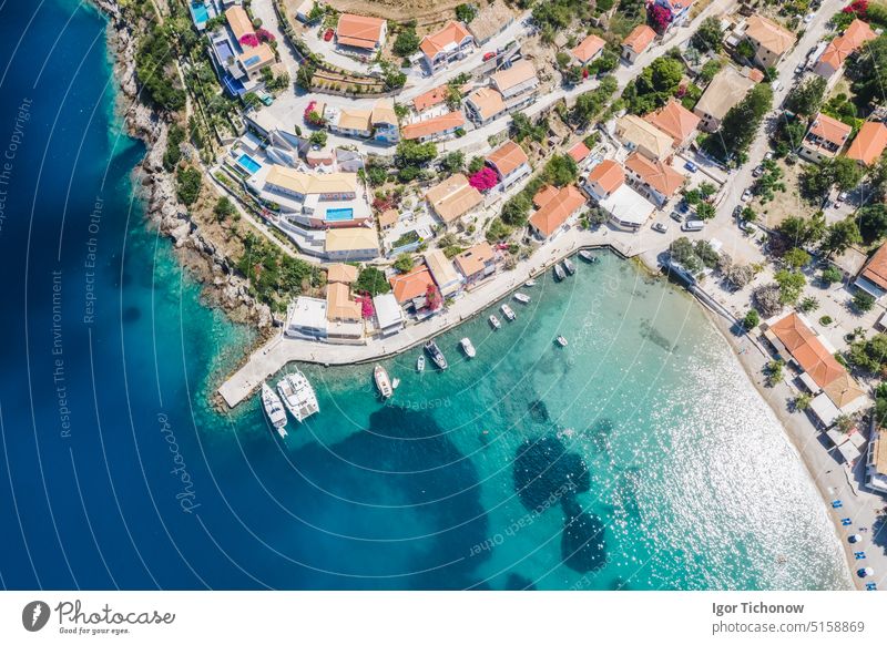 Assos malerisches Fischerdorf von oben, Kefalonia, Griechenland. Drohnenaufnahme aus der Luft. Segelboote vertäut in türkisfarbener Bucht Dorf assos MEER