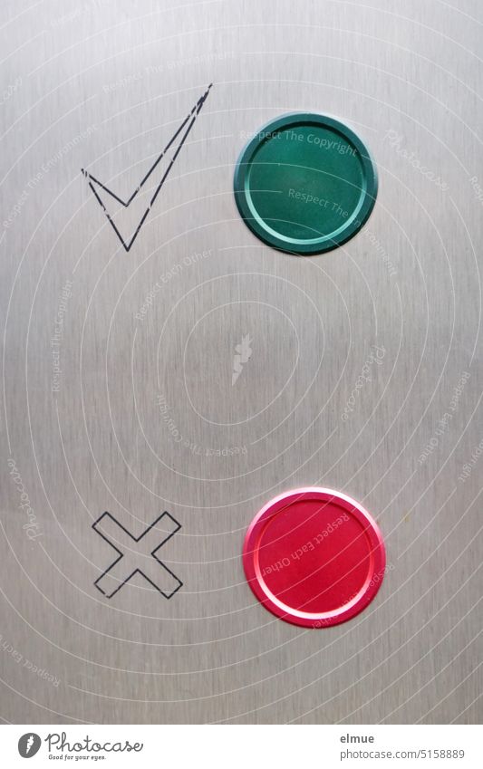 grüner Druckknopf mit einem Häkchen und roter Druckknopf mit einem Kreuzchen an einem Automaten aus silberfarbenem Metall Unicode Piktogramm Kreuzerl Kodierung