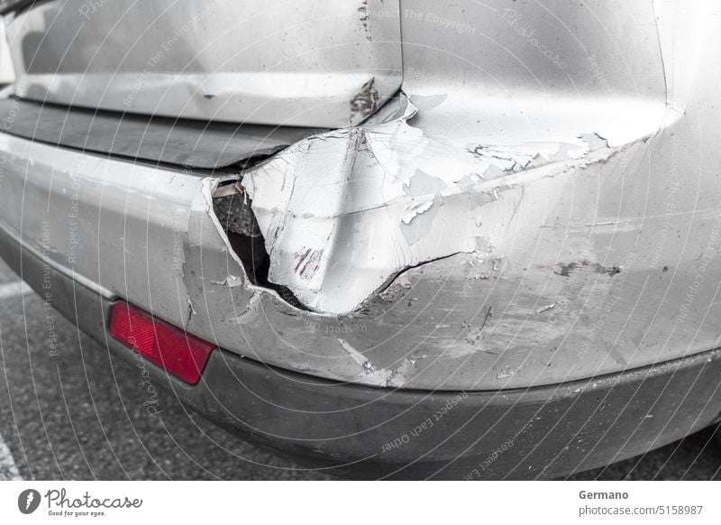 Rückseite des grauen Autos wird durch einen Unfall auf der Straße beschädigt Asphalt Automobil Rücken schwarz Körper gebrochen Stoßstange PKW Kollision Absturz