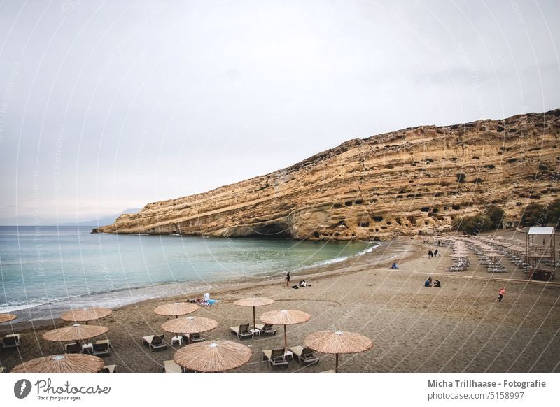 Matala - Beach / Insel Kreta (Griechenland) Hippiehöhlen Strand Mittelmeer Felsen Höhlen Sonnenschirme Sonnenliegen Sand Wasser Ferien & Urlaub & Reisen