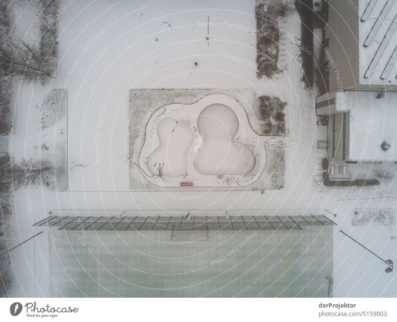 Luftbild einer Skateranlage im Winter bedeckt mit Schnee Sport Luftaufnahme Menschenleer Textfreiraum Mitte Strukturen & Formen Textfreiraum oben Muster