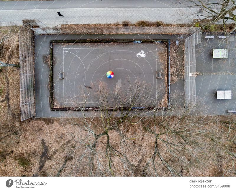 Luftbild eines kleinen Fußballplatzes mit regenbogenfarbigen Regenschirm II Sport Luftaufnahme Menschenleer Textfreiraum Mitte Strukturen & Formen