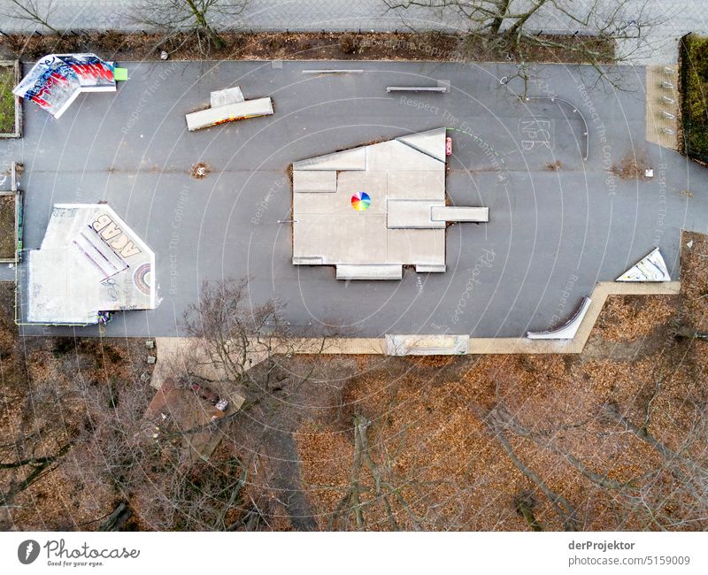 Luftbild einer Skateranlage mit regenbogenfarbigen Regenschirm II Sport Luftaufnahme Menschenleer Textfreiraum Mitte Strukturen & Formen Textfreiraum oben