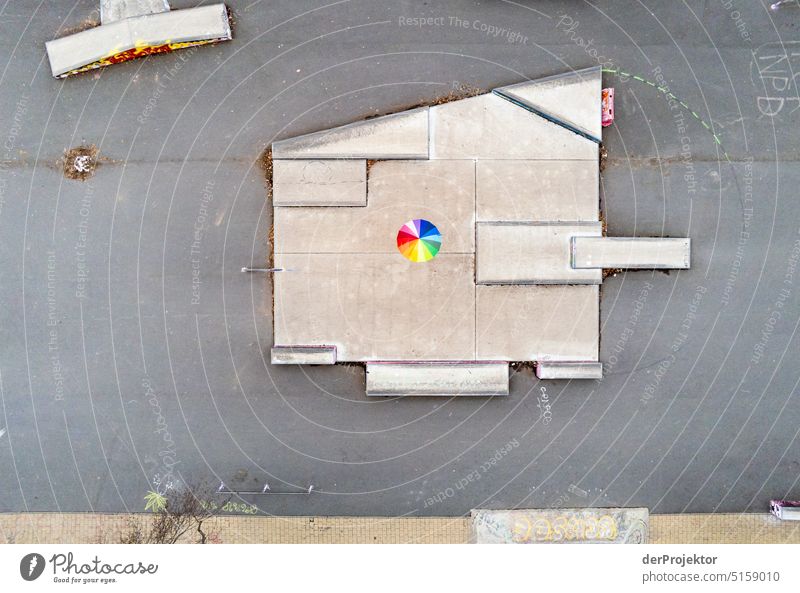 Luftbild einer Skateranlage mit regenbogenfarbigen Regenschirm Sport Luftaufnahme Menschenleer Textfreiraum Mitte Strukturen & Formen Textfreiraum oben Muster
