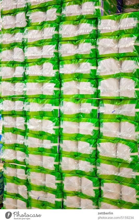 Klopapier einkauf folie geschäft hygiene klopapier laden packung plastik shoppen shopping supermarkt toilettenpapier täglicher bedarf verpackung stapel