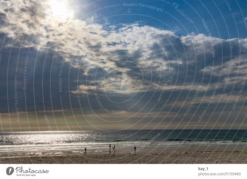 Strand mit Menschen in der Ferne Meer Meereslandschaft Nordsee Küste Sonnenlicht Wolken Reflexion & Spiegelung Wasser Menschengruppe Sand Licht Horizont