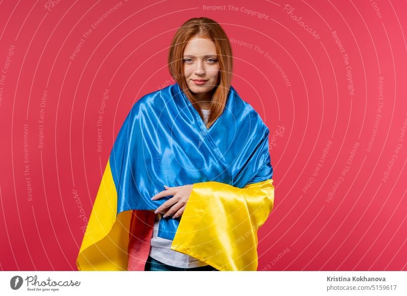 Glückliche Frau mit nationalen ukrainischen Flagge auf rosa. Ukraine, Patriot, Sieg im Krieg Feier, Banner, Unabhängigkeitstag Afroamerikaner Fahne