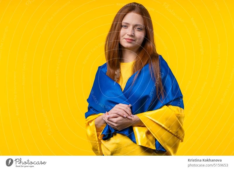 Glückliche Frau mit nationalen ukrainischen Flagge auf gelb. Ukraine, Patriot, Sieg im Krieg Feier, Banner, Unabhängigkeitstag Afroamerikaner Fahne