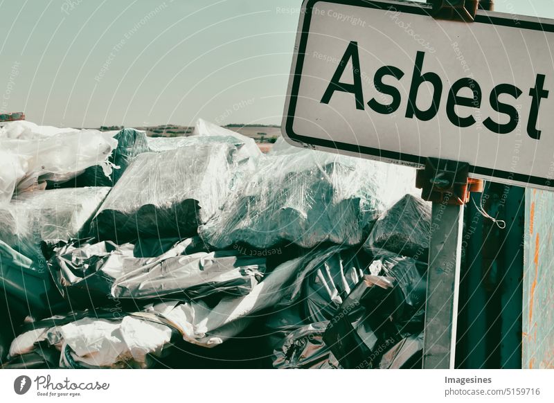 Asbest auf einem Hinweisschild. Asbest auf einer Deponie. Ökologisches konzept. Schild Container Abfallcontainer Konzept Bauindustrie Gefahr Zerstört Entsorgung