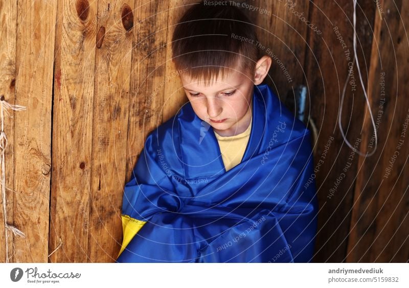 Krieg Russland gegen die Ukraine. weinenden ukrainischen Jungen mit der Flagge der Ukraine im Freien. Stop Krieg. Anti-Kriegs-Protest, weinen Depression Verzweiflung, Hoffnung menschlichen Frieden, betonte Terror Erwärmung Angst