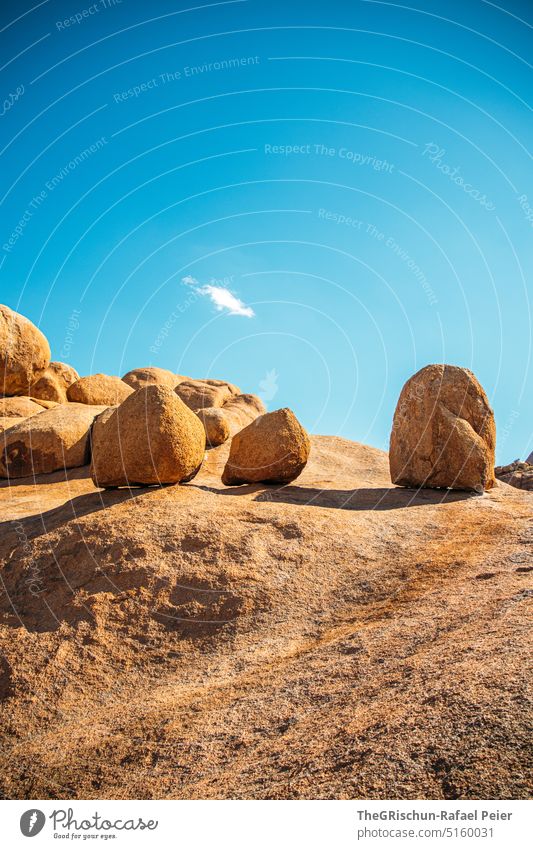Grosse Steine auf einem Felsen vor blauem Himmel Namibia Steppe Landschaft Außenaufnahme Natur Menschenleer Umwelt Ferne namibia roadtrip Afrika Freiheit