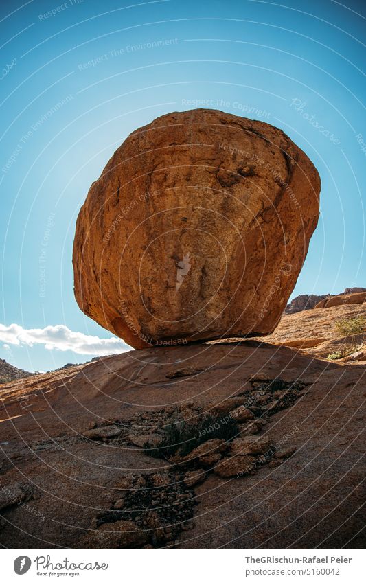 Grosser Stein auf einem Felsen vor blauem Himmel Namibia Steppe Landschaft Außenaufnahme Natur Menschenleer Umwelt Ferne namibia roadtrip Afrika Freiheit Steine
