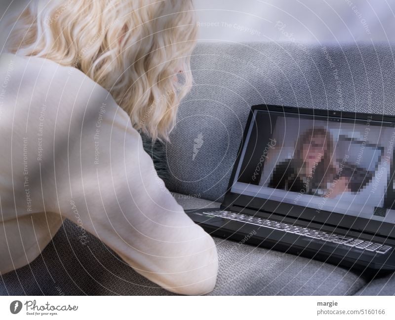 Chatten! Eine Frau sitzt entspannt vor dem Sofa und schaut in ihr Notebook blond Computer Technik & Technologie Tastatur Business Laptop Display attraktiv