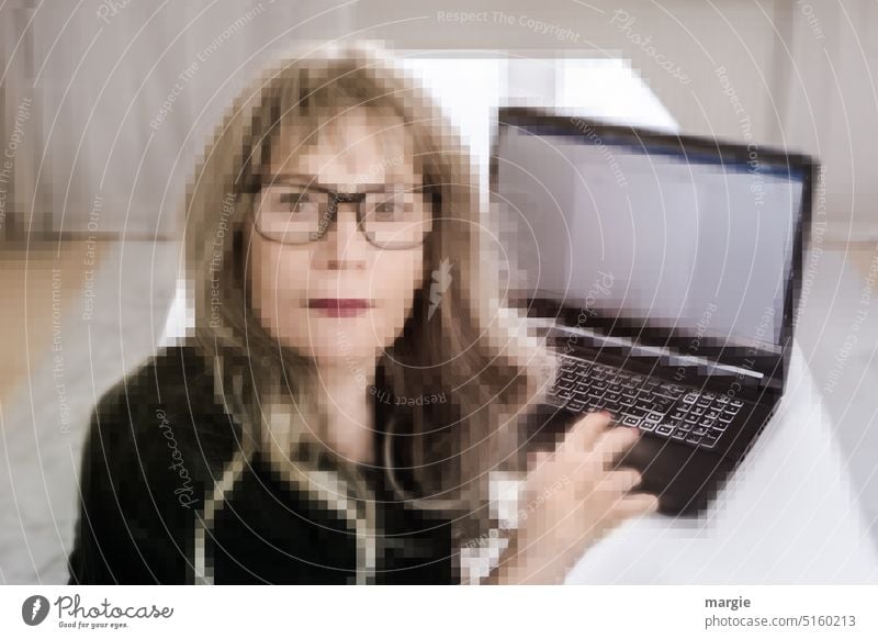 Überrascht! Frau am Notebook, verpixelt Gesicht Computer Tastatur Büro Arbeitsplatz arbeiten Brille Business Tisch Blondine Technik & Technologie Schreibtisch