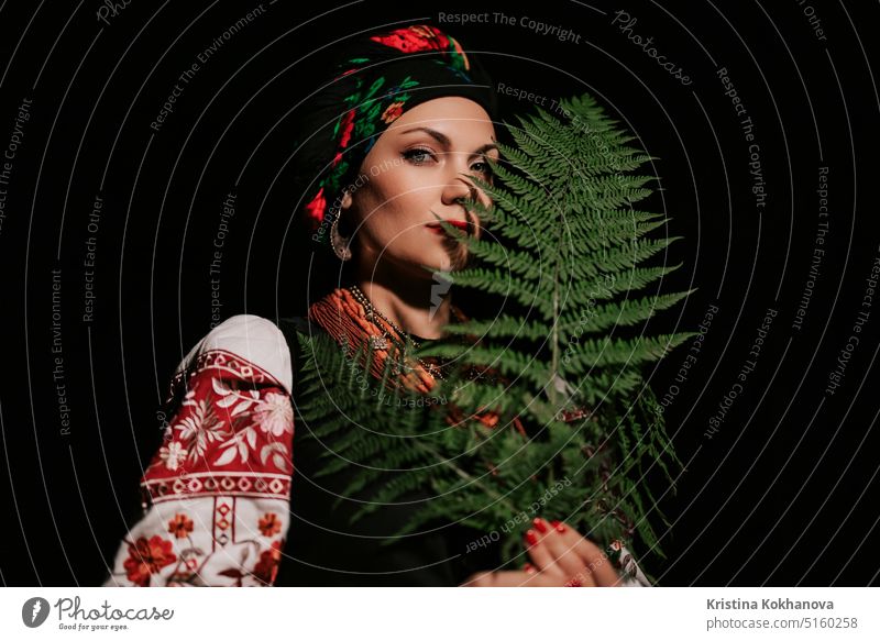 Hexenfrau sammelt nachts im Wald der Karpaten Kräuter und Farne. attraktiv schön Schönheit Kleidung selbstbewusst Tracht Kultur Tanzen besticktes Hemd