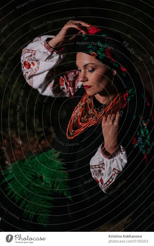 Porträt einer ukrainischen Frau mit Farn bei Nacht im Wald der Karpaten. attraktiv schön Schönheit Kleidung selbstbewusst Tracht Kultur Tanzen besticktes Hemd