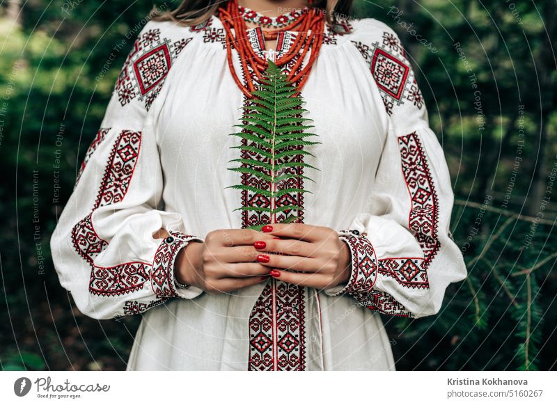 Authentische Frau in ukrainischer Tracht mit Farn im Wald. attraktiv schön Schönheit Kleidung selbstbewusst Kultur Tanzen besticktes Hemd Stickereien ethnisch