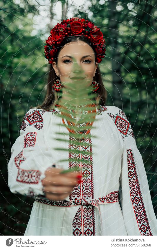 Porträt der ukrainischen Frau mit Farn auf Karpaten Wald Hintergrund attraktiv schön Schönheit Kleidung selbstbewusst Tracht Kultur Tanzen besticktes Hemd