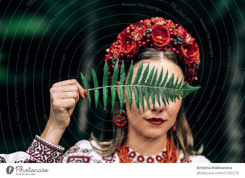 Porträt der ukrainischen Frau mit Farn auf Karpaten Wald Hintergrund attraktiv schön Schönheit Kleidung selbstbewusst Tracht Kultur Tanzen besticktes Hemd