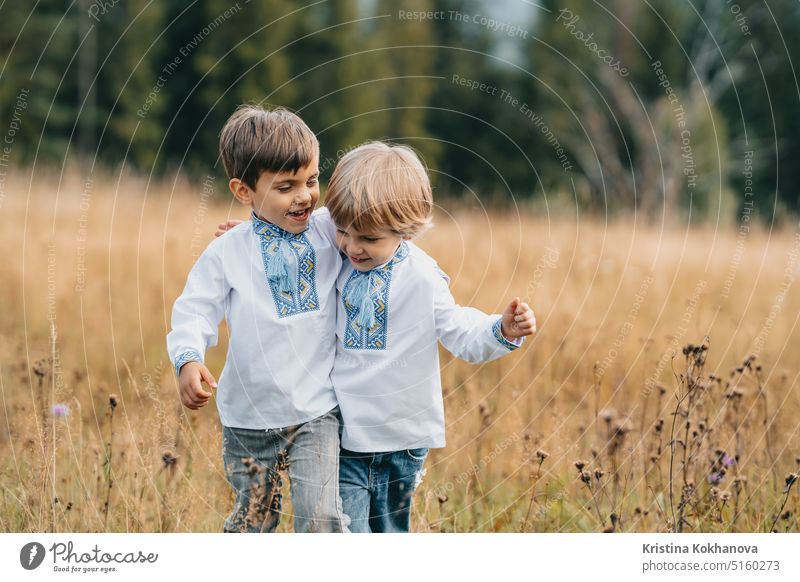 Glückliche fröhliche Jungen - ukrainische Patrioten Kinder auf der Wiese der Karpaten. Baby Hintergrund blau hell Brüder Pflege Karpatengebirge heiter Land