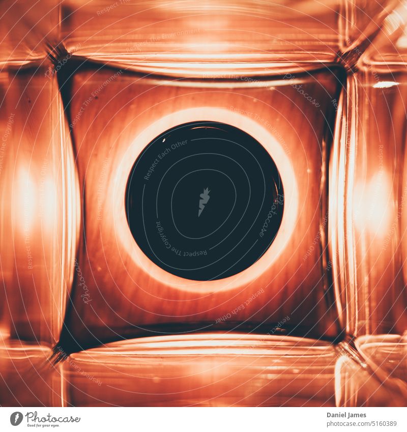 Abstrakter Kreis in quadratischer Lichtbeugung abstrakt golden Bronze Textur hell Muster Design Glanz Quadrat Schwarzes Loch Kurven glänzend glühend schwarz