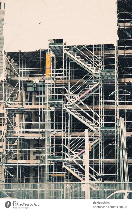 Großes Baugerüst aus Stahl mit Treppen Aufgang steht in der Stadt  Christchurch. Architektur Gebäude Baustelle Gerüst Arbeit & Erwerbstätigkeit Außenaufnahme