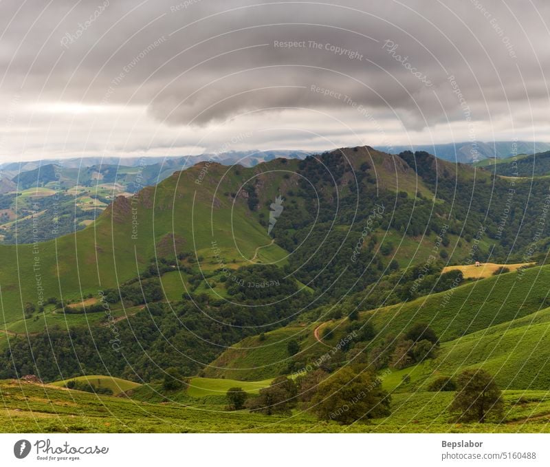 Berglandschaft am Jakobsweg. Französisch Pyrenäen Hügel Landschaft malerisch Frankreich grün Natur Himmel ländlich Cloud Tal Gipfel wandern Pilgerfahrt