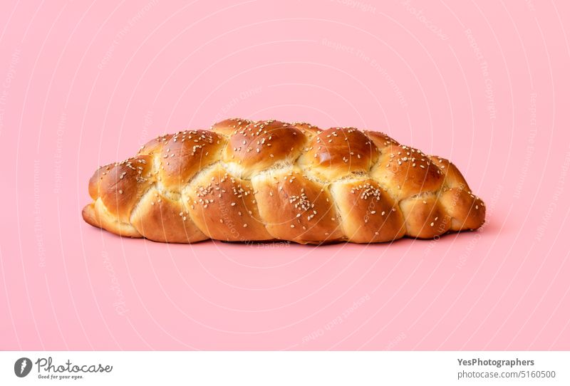 Geflochtenes Brot isoliert auf einem rosa Hintergrund. Hausgemachtes Challah-Brot Sabbat oben gebacken Bäckerei geflochten Frühstück hell Feier challa challah