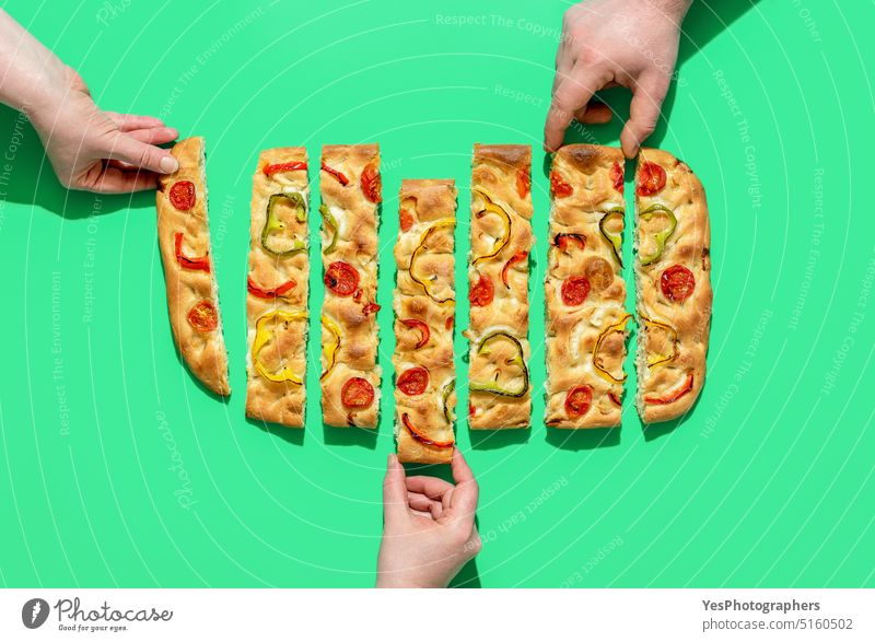 Essen von Focaccia-Brot, Ansicht von oben auf grünem Hintergrund gebacken hell Farbe Textfreiraum Küche ausschneiden lecker Diät Fladenbrot Lebensmittel frisch