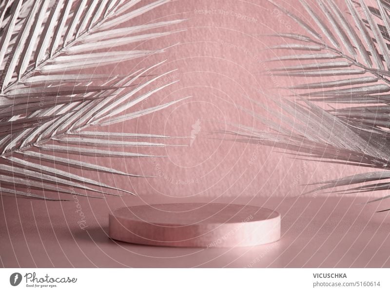 Leere Podium mit sibver Palmenblätter und Schatten auf Pastell rosa Hintergrund. Szene Bühne Schaufenster Mock up. Werbung Vorlage Silber leer Handfläche